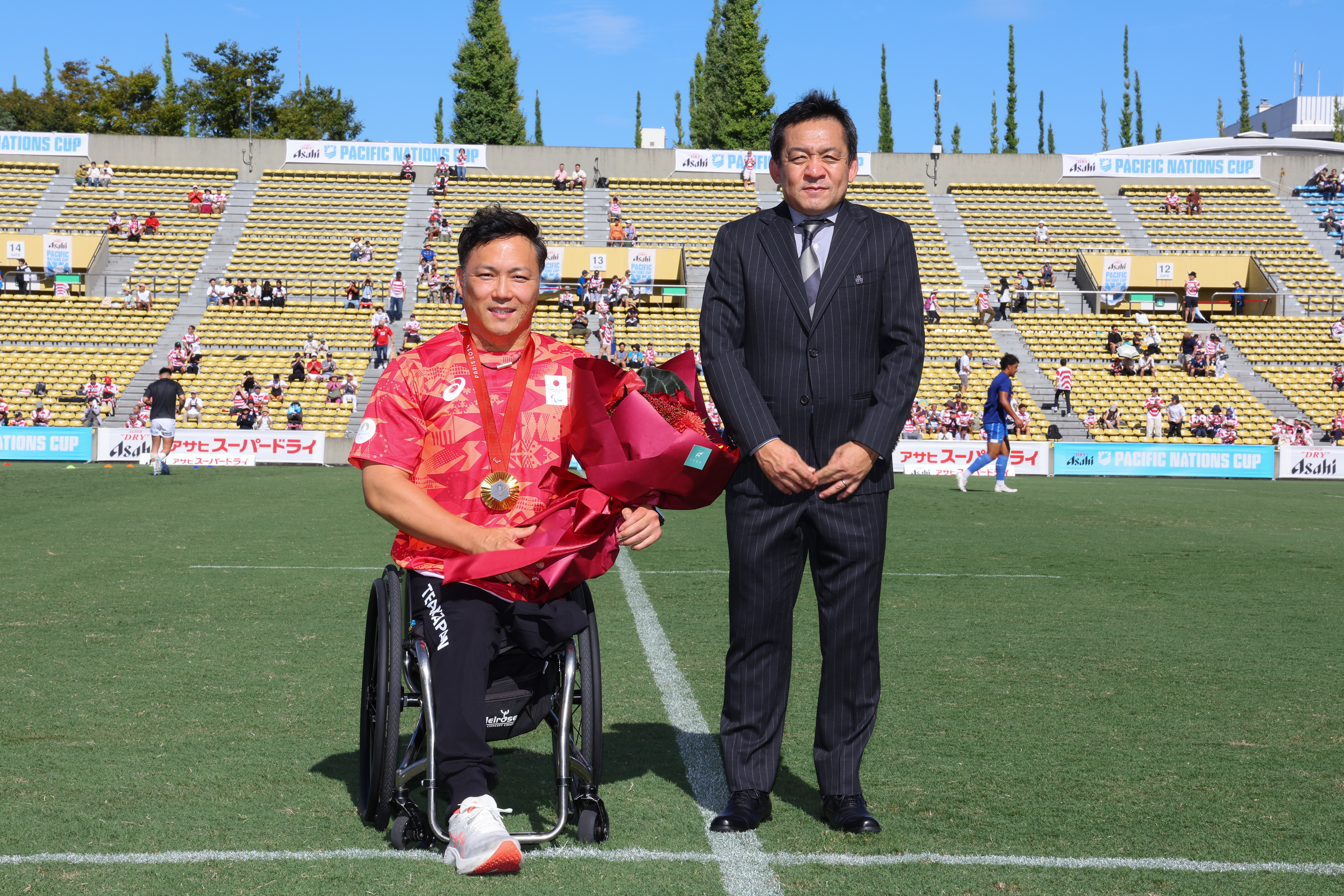 日本代表戦に訪れた池透暢（左）【写真（C）：JFRU】