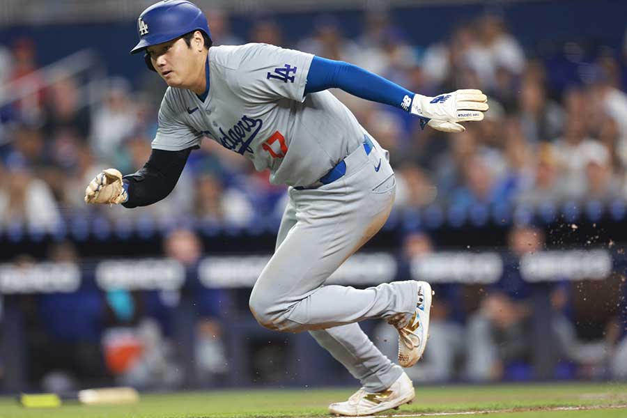 敵地マーリンズ戦で盗塁するドジャースの大谷翔平【写真：ロイター】