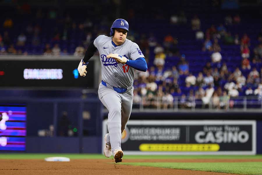 ドジャースの大谷翔平が敵地マーリンズ戦で50盗塁を達成した【写真：ロイター】