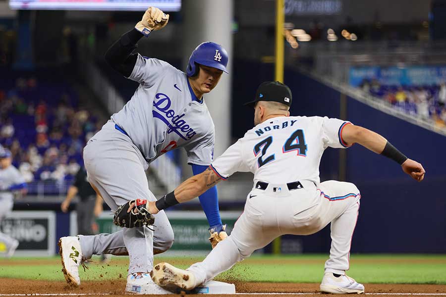 ドジャースの大谷翔平がマーリンズ戦で50盗塁を達成した【写真：ロイター】