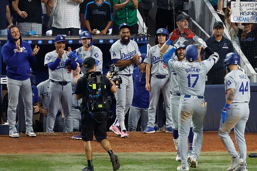 大谷翔平の50号本塁打を迎え入れるドジャース選手たち【写真：ロイター】