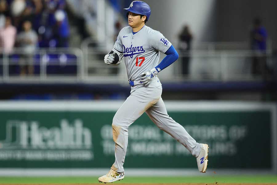 敵地マーリンズ戦で50号2ランを放ったドジャースの大谷翔平【写真：ロイター】