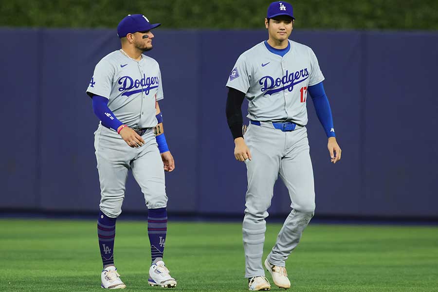 ドジャースのミゲル・ロハス（左）と大谷翔平【写真：Getty Images】