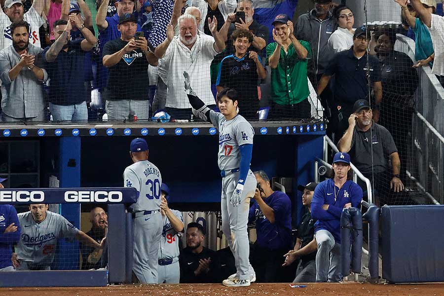 「50-50」を達成して祝福されるドジャースの大谷翔平【写真：ロイター】