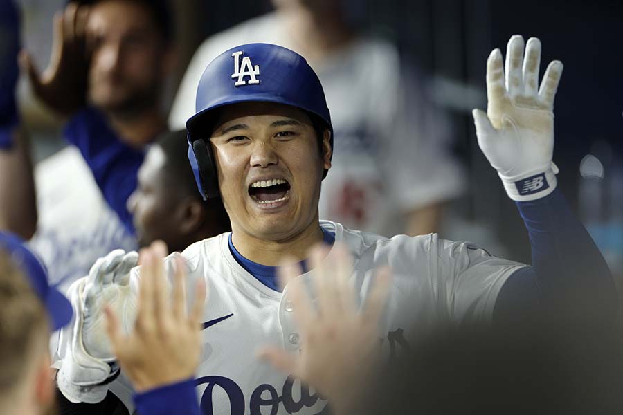 52号を放ち、ベンチで祝福されるドジャースの大谷翔平【写真：Getty Images】