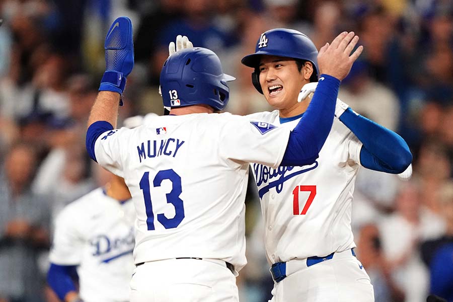 52号を放ち、祝福されるドジャースの大谷翔平【写真：ロイター】