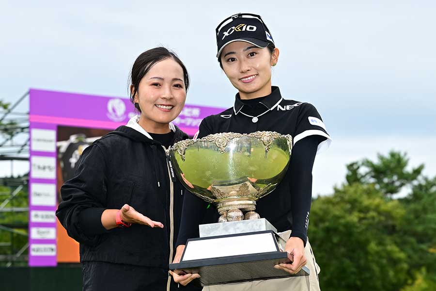 初ツアー優勝した安田祐香（右）と青木瀬令奈【写真：Getty Images】