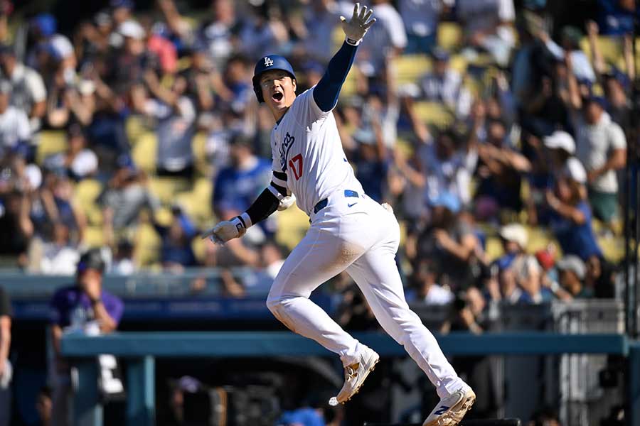 本拠地ロッキーズ戦9回に本塁打を放って雄叫びを上げるドジャースの大谷翔平【写真：Getty Images】