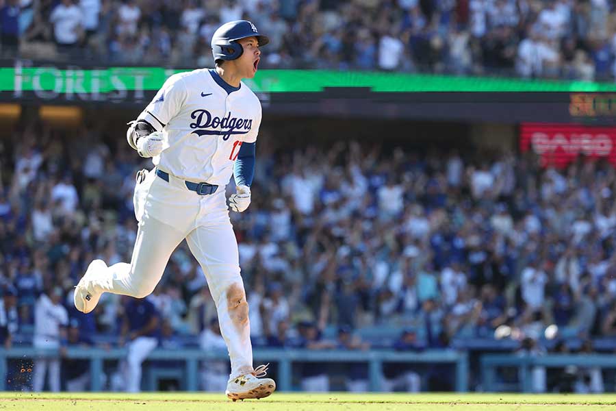 9回裏に同点53号を放ち、雄叫びをあげるドジャースの大谷翔平【写真：ロイター】