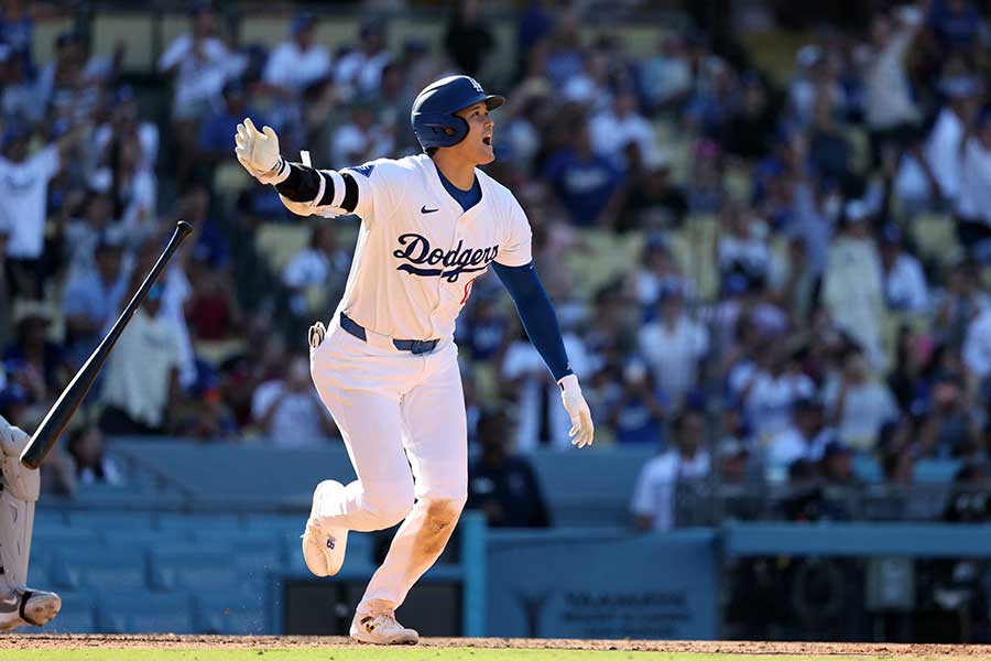 9回裏に同点53号を放つドジャースの大谷翔平【写真：ロイター】