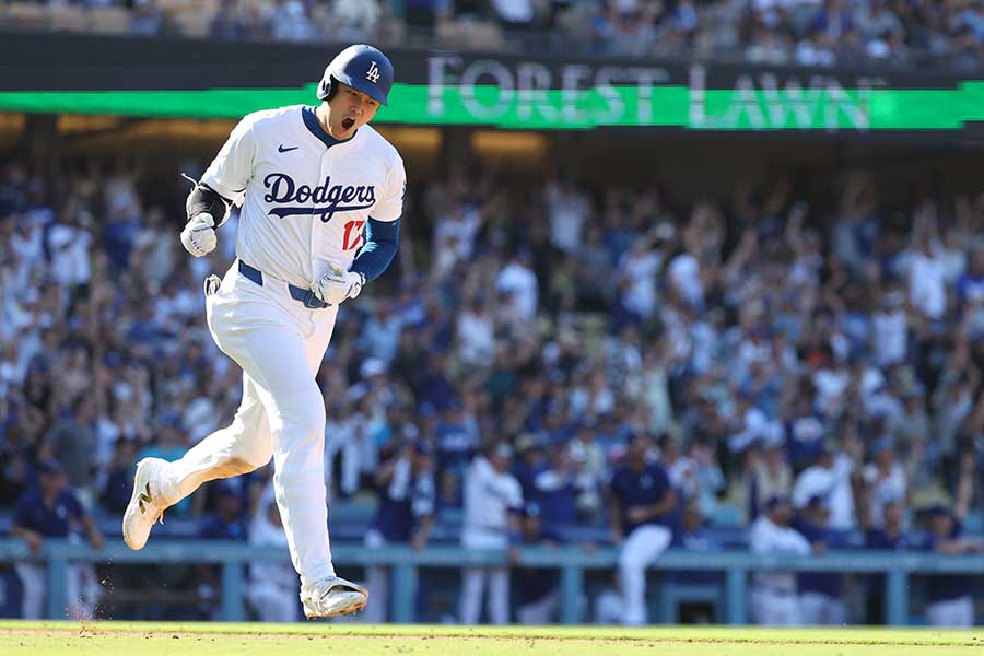 9回裏に同点53号を放ち、雄叫びをあげるドジャースの大谷翔平【写真：ロイター】