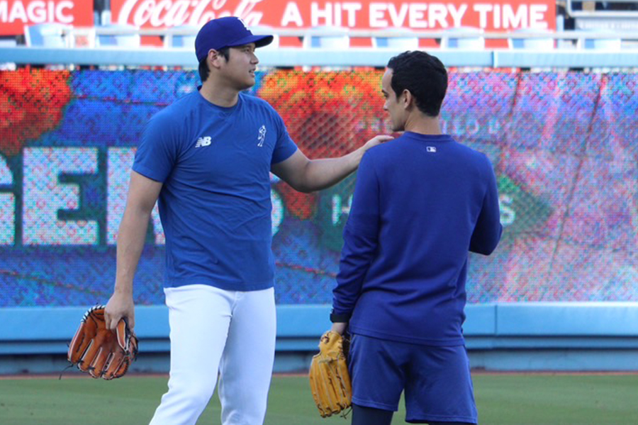 試合前に練習を行った、ドジャースの大谷翔平と通訳のウィル・アイアトン氏（右）【写真：編集部】