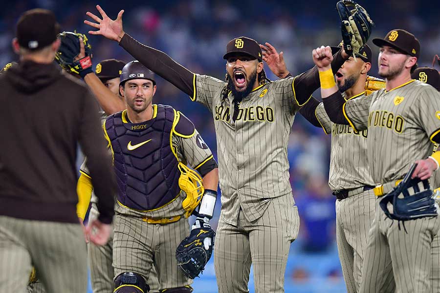 ドジャース戦で勝利し喜ぶパドレス選手ら【写真：ロイター】