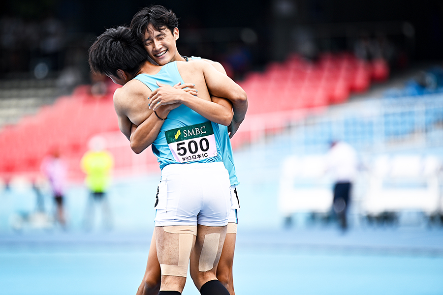 200メートル決勝、1位で名前が読み上げられ安堵の表情で井澤真と抱き合う鵜澤【写真：中戸川知世】