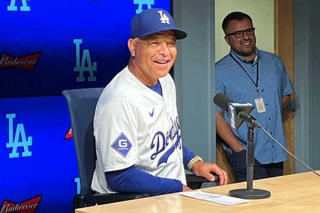 大谷翔平にロバーツ監督ご満悦 着席からニッコニコ「士気を上げてくれ