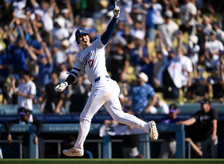 22日に劇的な同点53号を放ち、味方ベンチに笑顔を見せた大谷翔平【写真：Getty Images】