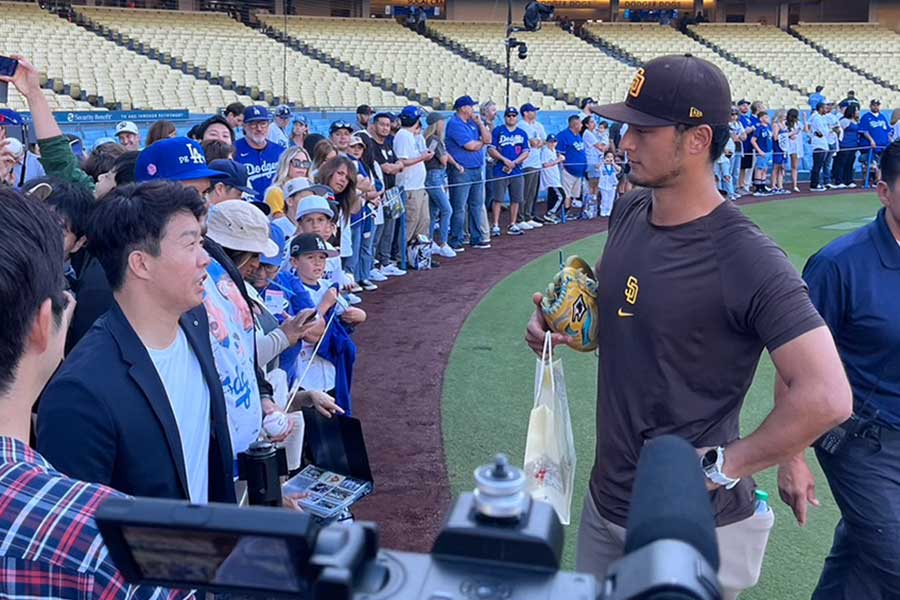 ドジャースタジアムで話すダルビッシュ有（右）と鶴岡慎也さん【写真：浜田洋平】