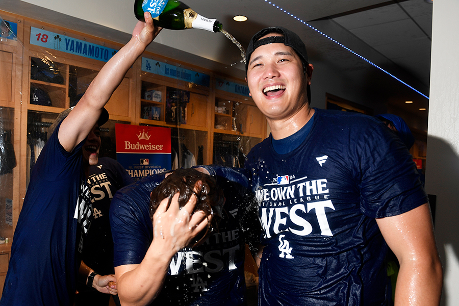 シャンパンファイトでビールをかけられ笑顔のドジャースの大谷翔平【写真：Getty Images】