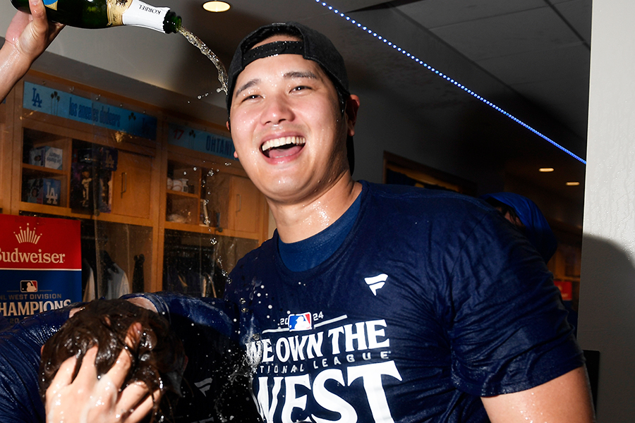 シャンパンファイトでビールをかけられ笑顔の大谷翔平【写真：Getty Images】