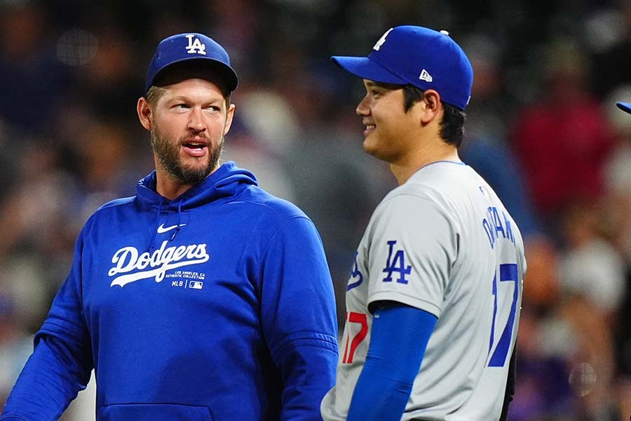 ドジャースのクレイトン・カーショー（左）と大谷翔平【写真：ロイター】