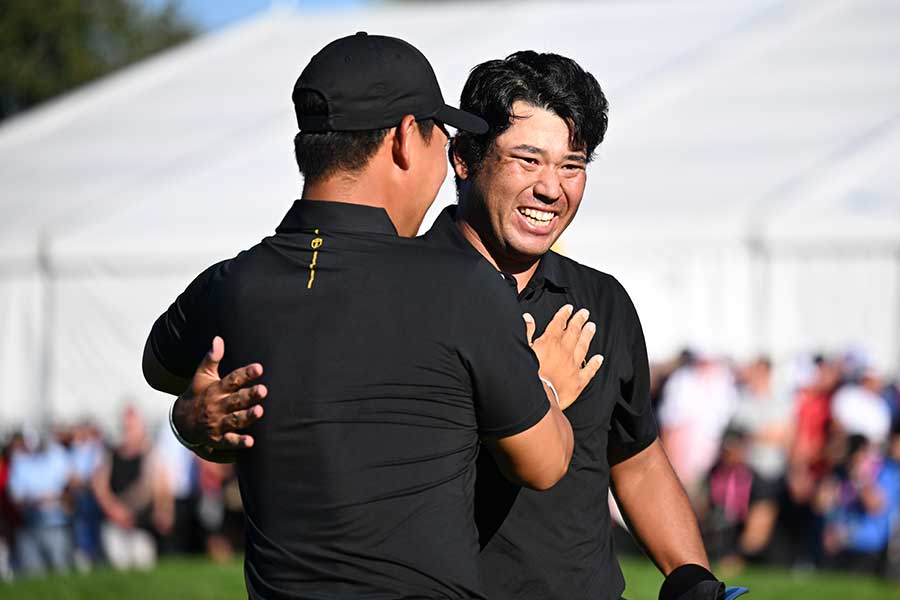 プレジデンツ・カップでスコッティ・シェフラーに勝って喜ぶ松山英樹【写真：Getty Images】