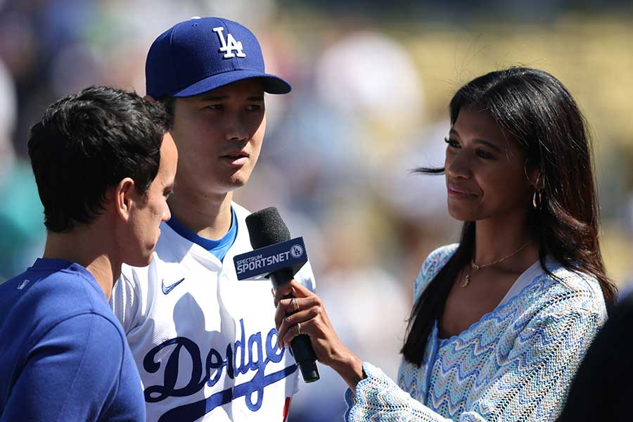 大谷翔平にインタビューをするキルステン・ワトソンさん（右）【写真：Getty Images】