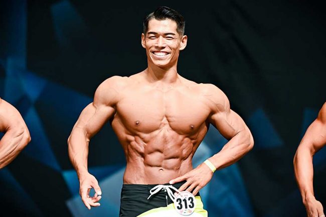 診察する腕に患者が「凄くないですか!?」 イクメン医師フィジーカー