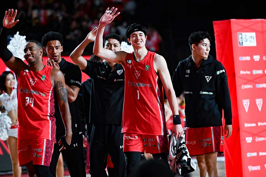 Bリーグデビュー戦で勝利を飾り、ファンの声援に応える渡邊雄太（中央）【写真：中戸川知世】