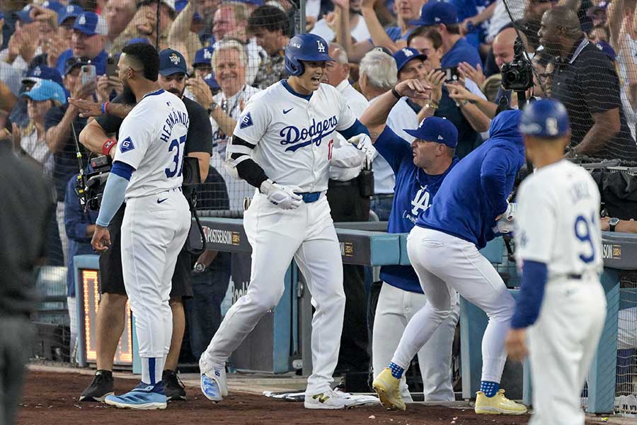 パドレス戦、同点3ランを放った大谷翔平を祝福するドジャースベンチ【写真：ロイター】