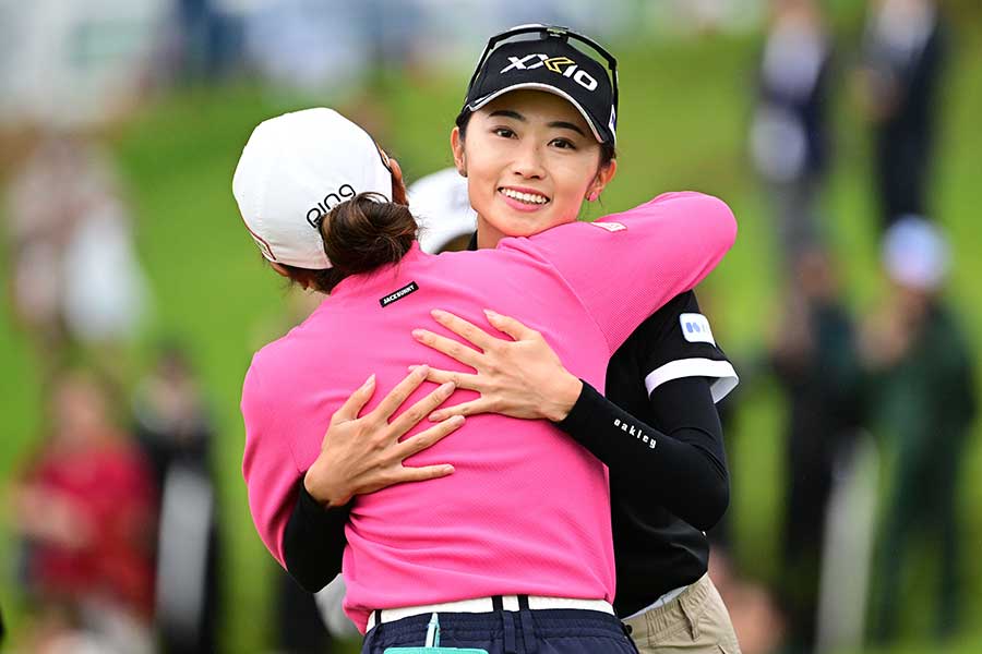 優勝し、佐久間朱莉に祝福された安田祐香【写真：Getty Images】