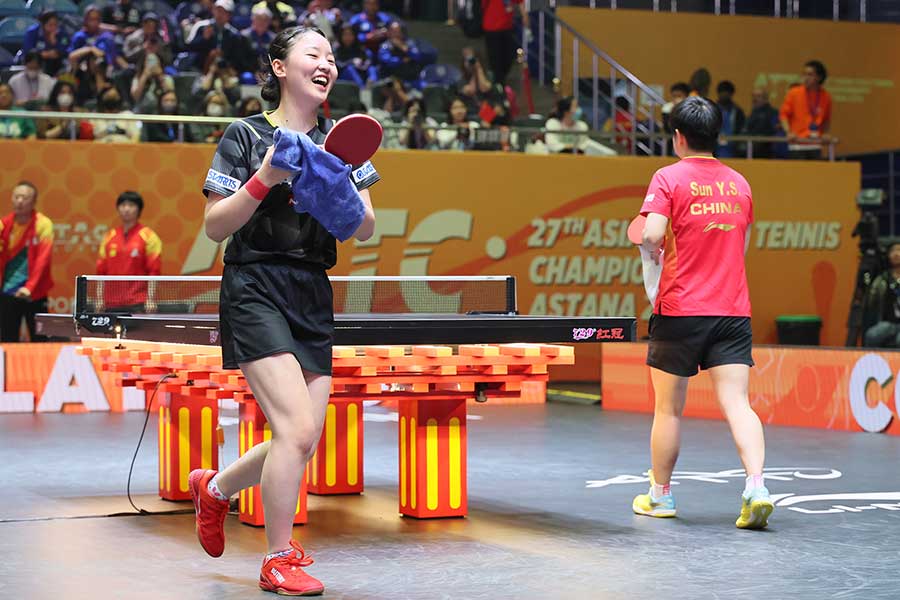 孫穎莎に勝利して笑顔を見せる張本美和【写真：Getty Images】