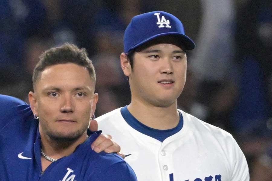 ドジャースのミゲル・ロハスと大谷翔平（右）【写真：ロイター】