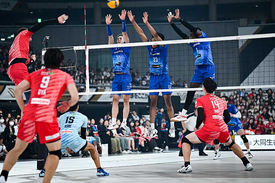 SVリーグ開幕戦で戦うサントリーサンバーズ大阪と大阪ブルテオン（青）【写真：中戸川知世】