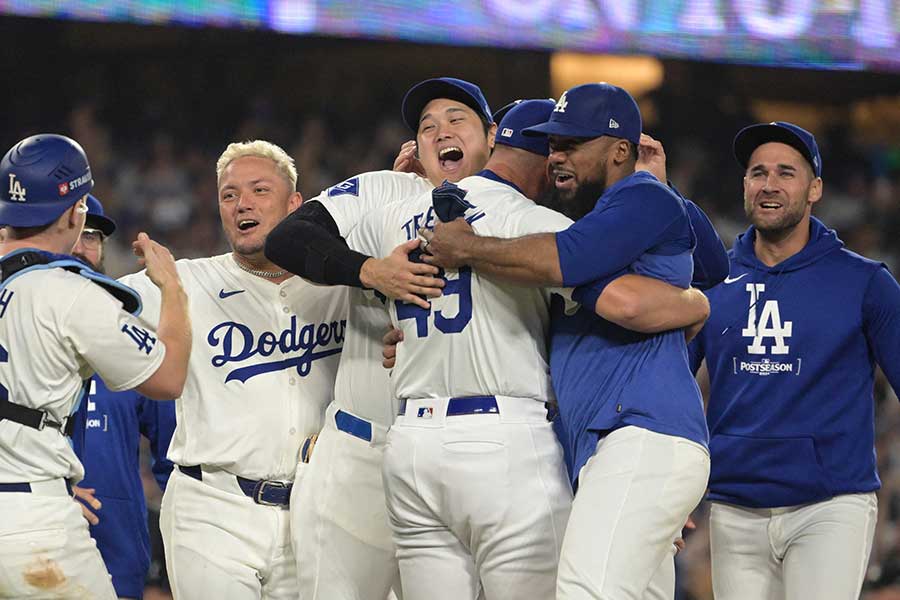 リーグ優勝決定シリーズ進出を決めて喜ぶ大谷翔平らドジャースの選手たち【写真：ロイター】