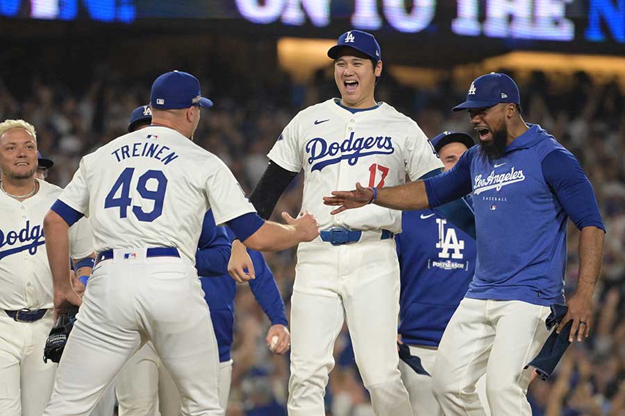 リーグ優勝決定シリーズ進出を決め、喜ぶドジャースの選手たち【写真：ロイター】