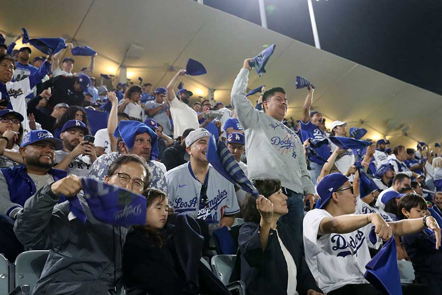 ドジャースタジアムで声援を送る観客【写真：ロイター】