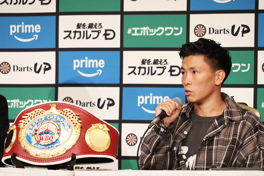 会見でコメントする岩田翔吉【写真：浜田洋平】