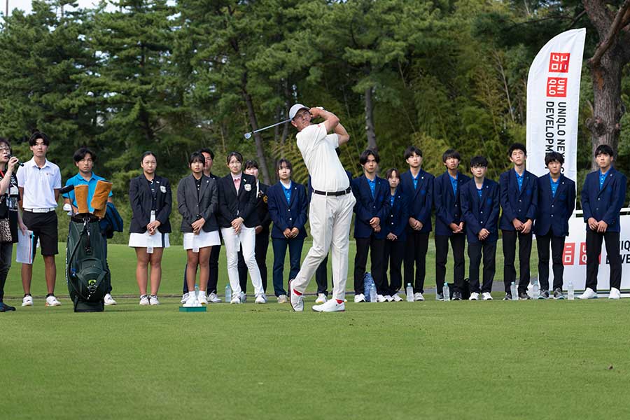 アダム・スコットのプレーを見つめる日本の中高生たち【写真提供：ユニクロ】