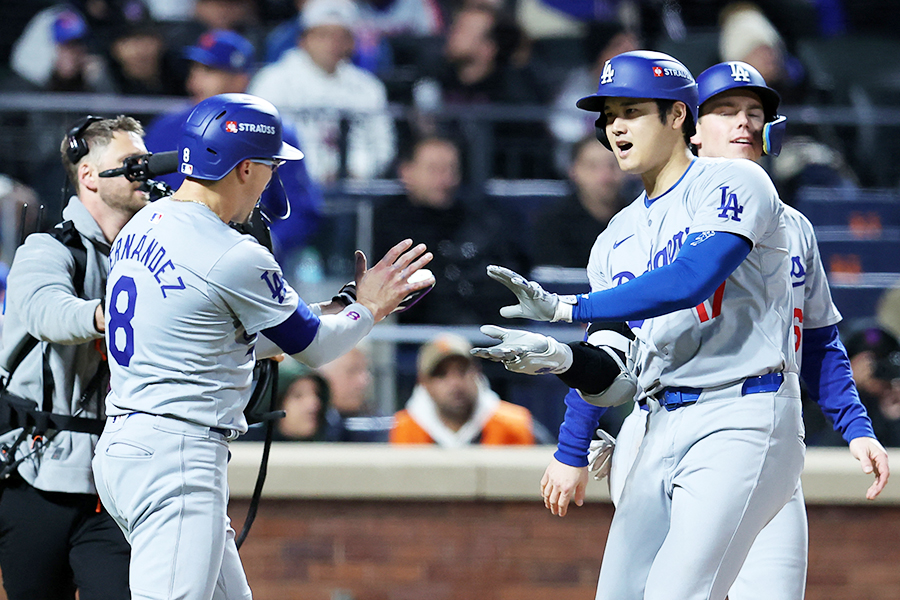 リーグ優勝決定シリーズ第3戦、8回に特大3ランを放ったドジャースの大谷翔平（右）【写真：ロイター】