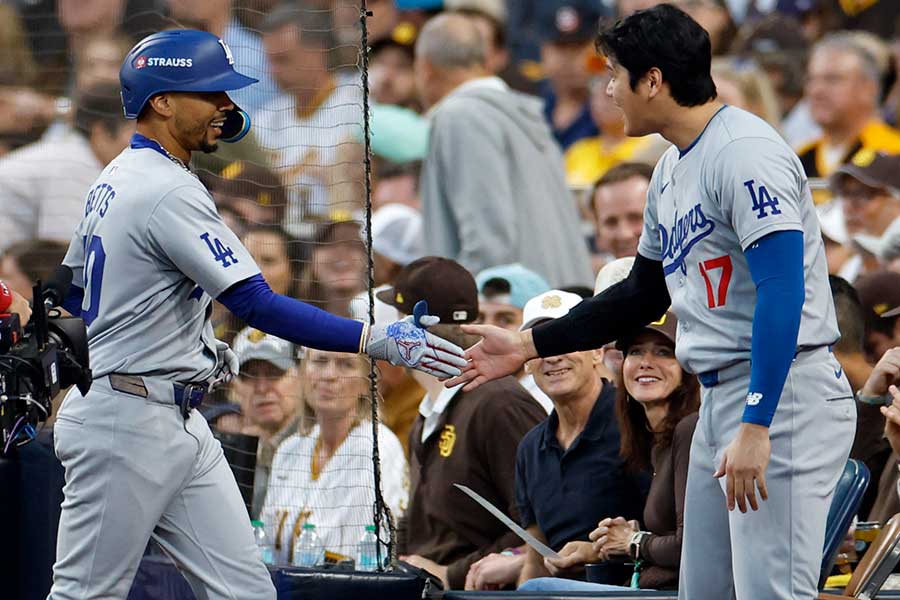 ドジャースのムーキー・ベッツ（左）と大谷翔平【写真：ロイター】