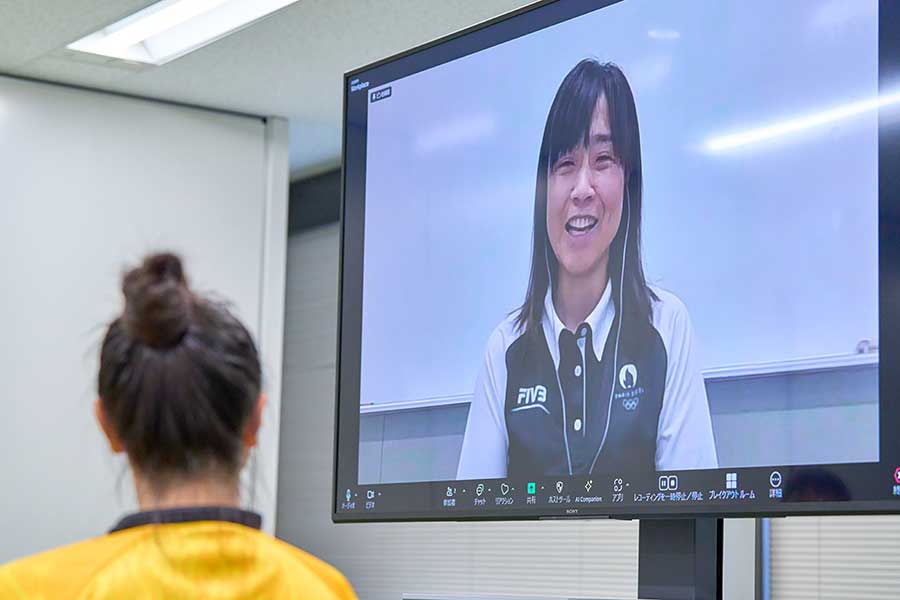 北海道の石狩翔陽高で教壇に立つ明井さん。仕事と両立する難しさを語った【写真：近藤俊哉】