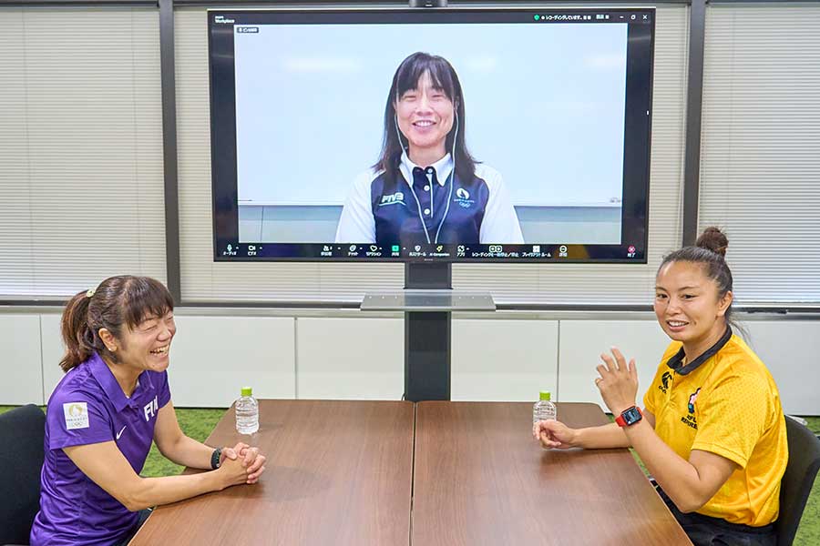 競技の垣根を越えて語り合った審判員の3人。山田恵美さん（左）と桑井亜乃さん（右）、明井寿枝さんはオンラインで参加した【写真：近藤俊哉】