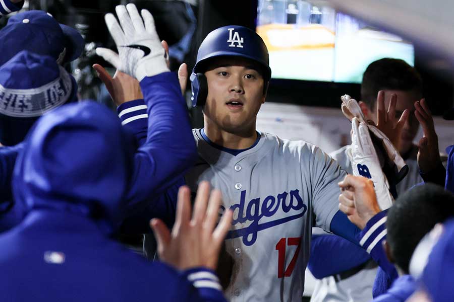 先頭打者弾を放ち、同僚に祝福されるドジャースの大谷翔平【写真：Getty Images】