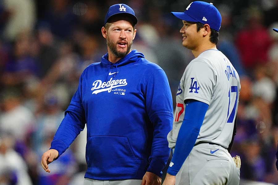 ドジャースのクレイトン・カーショー（左）と大谷翔平【写真：ロイター】