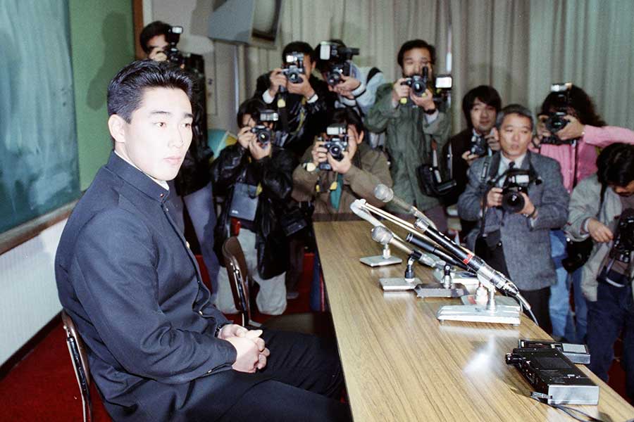 1989年、ダイエーから1位指名を受け、記者会見する上宮高の元木大介【写真：産経新聞社】