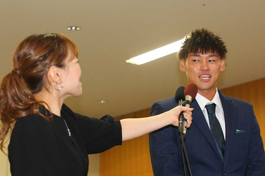 阪神の育成3巡目指名を受けたくふうハヤテの早川太貴（右）【写真：羽鳥慶太】