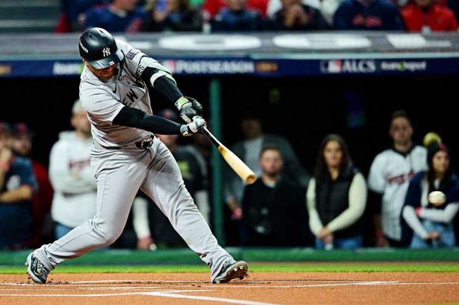 ドジャース戦で珍事、左翼席ファンがフェンス際打球をキャッチ→妨害で