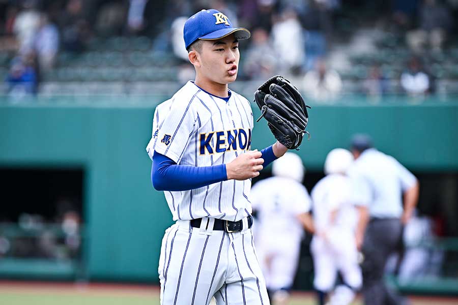 準々決勝、佐野日大戦に先発した健大高崎の2年生右腕・石垣元気【写真：中戸川知世】