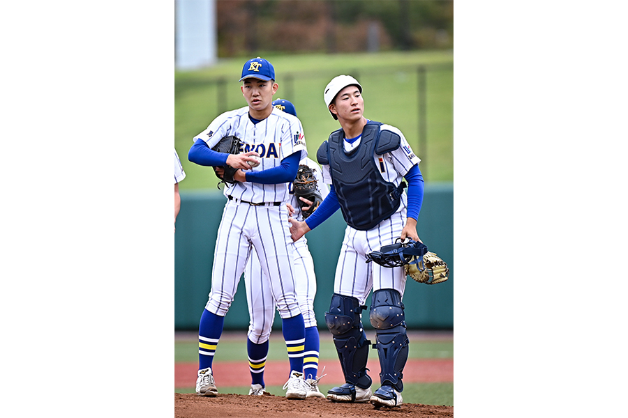 準々決勝、佐野日大戦で石垣とバッテリーを組んだ小堀弘晴（右）【写真：中戸川知世】