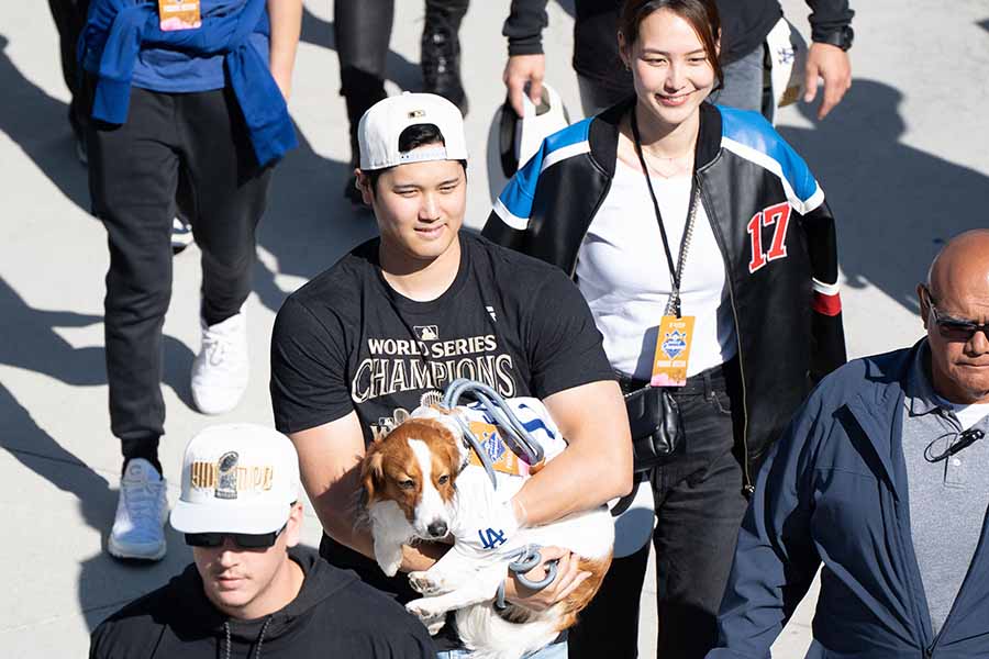 ドジャース優勝パレードに真美子夫人、愛犬デコピンと参加した大谷翔平【写真：ロイター】